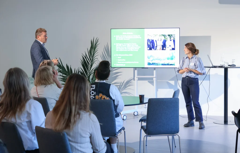 Slutseminarium om förstudien i Slut cirkeln textil. Foto: Malin Wasström – Anders Börjesson Nacka kommun och Martina Bozic Nacka vatten och avfall presenterar